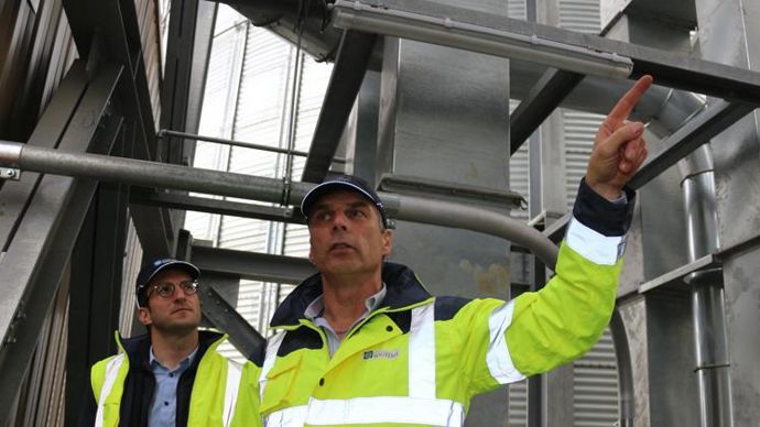 Frédéric Basire, directeur d’exploitation et logistique chez Soufflet, et Serge Lecomte, responsable du site : « Les six nouvelles cellules apportent une solution par “stockage tampon” au phénomène des basses eaux sur le Rhin, qui entrave de façon récurrente la navigation et donc l’expédition depuis Metz. » © D. PÉRONNE